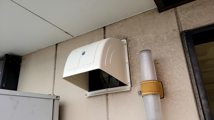 あま市厨房用壁用換気扇と屋外フード交換